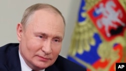 Rais wa Russia Vladimir Putin akizungumza kupitia video kwenye hafla ya uzinduzi wa vituo vipya vya huduma ya afya mjini St Petersburg, June 18, 2022. Picha ya AP