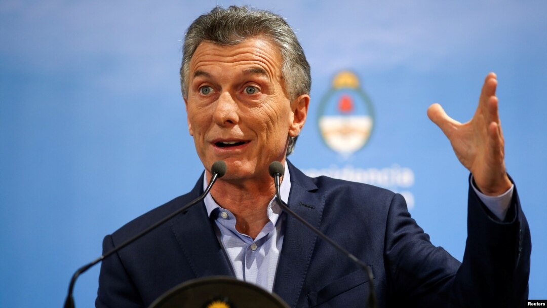 Argentina's President Mauricio Macri gestures during a news conference at the Olivos Presidential Residence in Buenos Aires, May 16, 2018. 