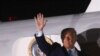  El presidente de Estados Unidos, Donald Trump, saluda mientras aborda el Air Force One después de un discurso de campaña en el Aeropuerto Regional Arnold Palmer en Latrobe, Pennsylvania, el 2 de septiembre de 2020. 