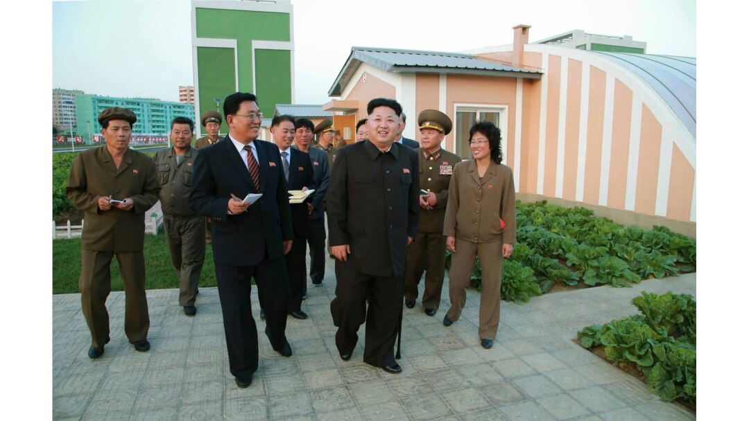 북한 조선중앙통신이 지난 2014년 10월 김정은 국무위원장이 평양에 완공된 위성과학자 주택지구를 방문했다며 공개한 사진. 40여일만에 공개석상에 등장한 김 위원장은 지팡이를 짚은 모습이었다.