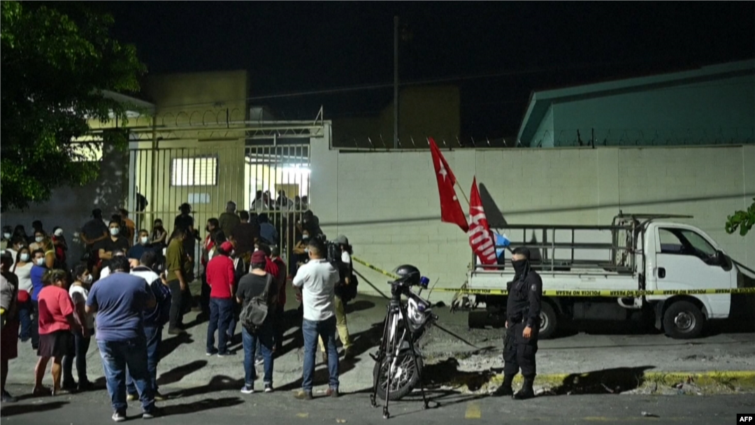 Dos activistas murieron y cinco resultaron heridos el 31 de enero de 2021 cuando un asaltante abrió fuego contra miembros del partido izquierdista FMLN. 