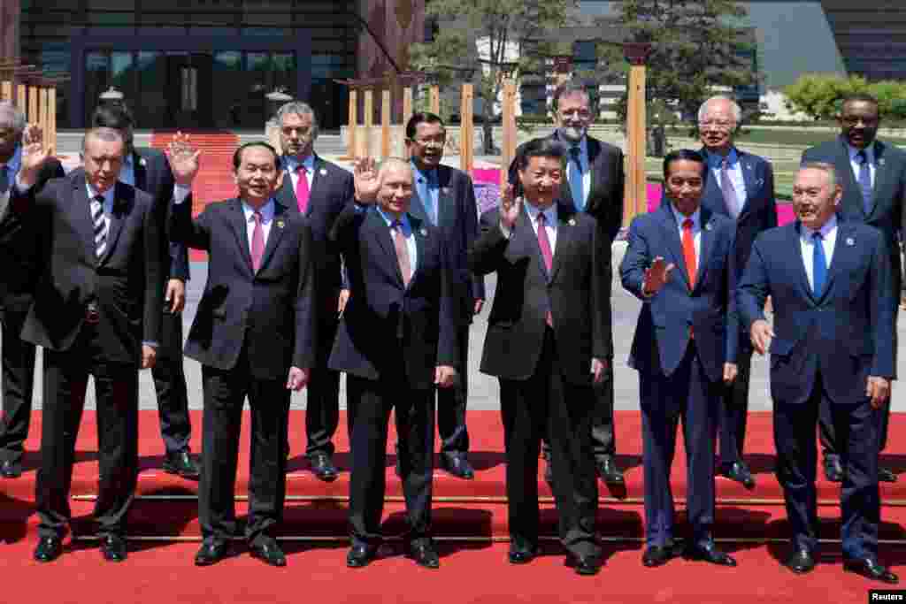 在北京雁栖湖国际会议中心,出席“一带一路”国际合作高峰论坛的各国领导人合影(2017年5月15日)