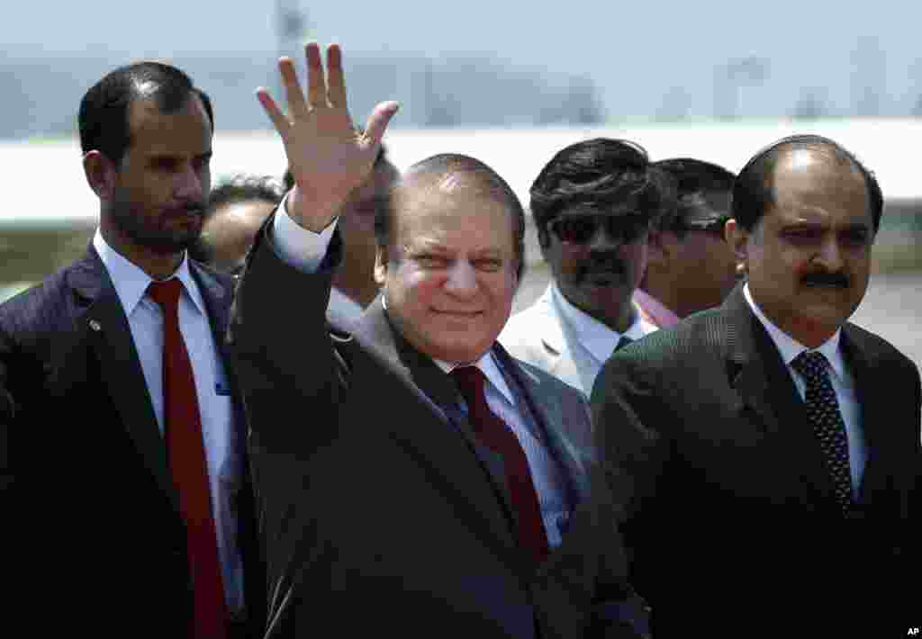 Pakistani Prime Minister Nawaz Sharif waves as he arrives to attend the swearing in ceremony of India’s prime minister elect Narendra Modi in New Delhi, May 26, 2014.