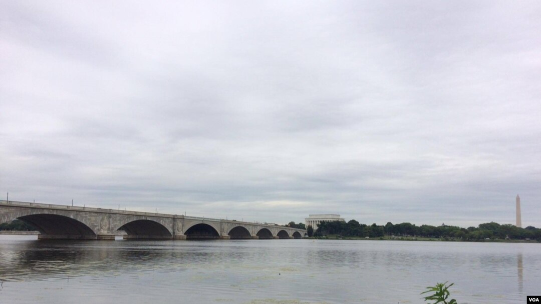 The Memorial Bridge, an iconic link between D.C. and Virginia, overlooks the Lincoln Memorial and Washington monument, Aug. 9, 2016. (E. Sarai/VOA)