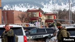 Polisi wakiwa katika eneo la tukio katika duka la King Scooper mjini Boulder Colorado.
