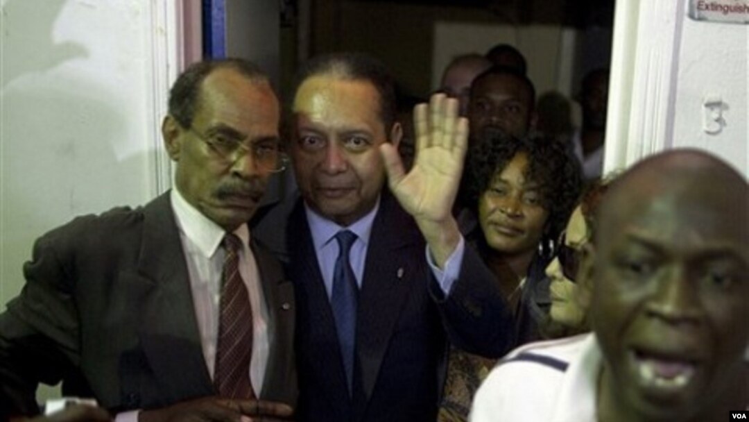 El ex dictador hatiano Jean Claude "Baby Doc" Duvalier al centro en la foto, a su regreso a Puerto Príncipe, donde ha sido detenido