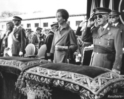 El dictador español, general Francisco Franco, saluda junto a su esposa Carmen Polo al entonces Príncipe Juan Carlos y su esposa Sofía, durante una ceremonia en 1975.