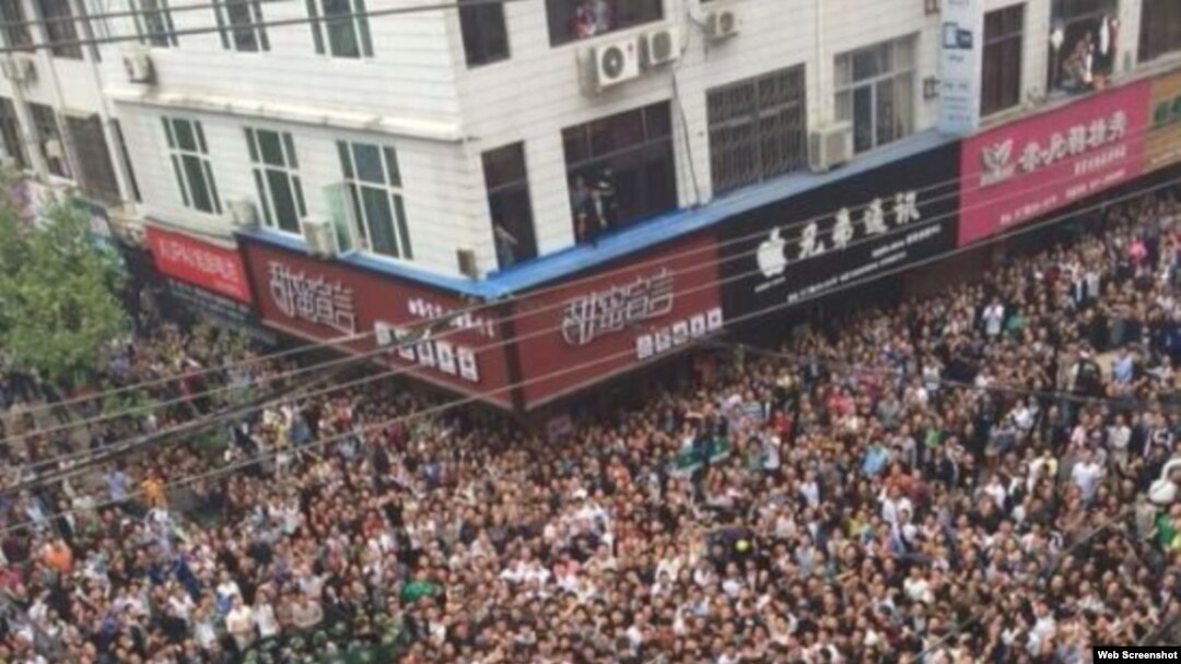 蒼南縣數千民眾將打人城管圍困在車中(微博圖片)