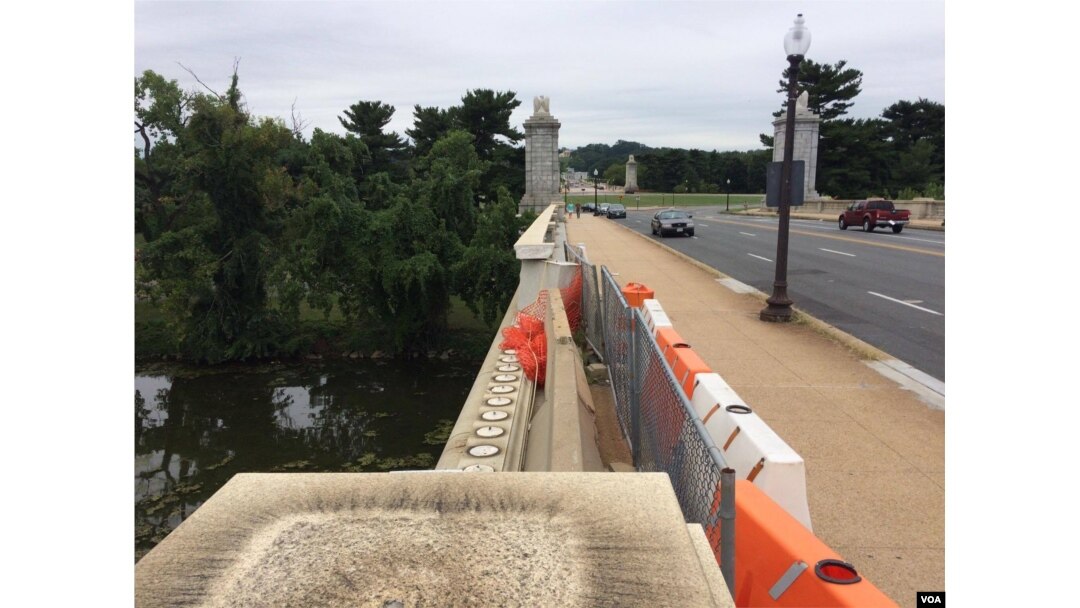 Construction on the Memorial Bridge begins after the National Parks Service received a $90 million grant to fix it this July, Aug. 9, 2016. (E. Sarai/VOA)