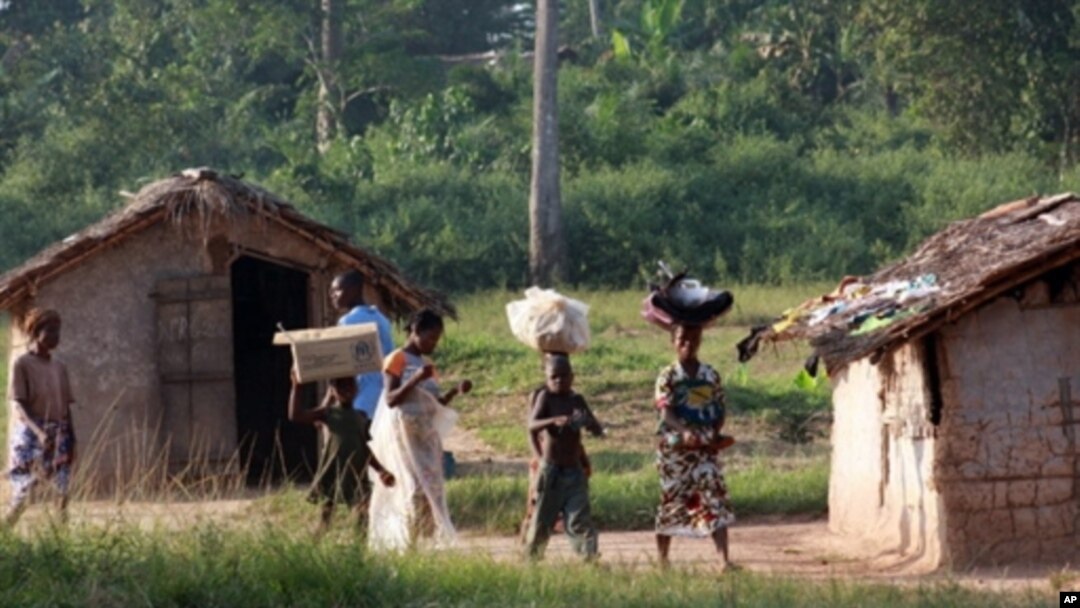 Refugees fleeing unrest in Ivory Coast are seeb arriving in Guinea (file photo)