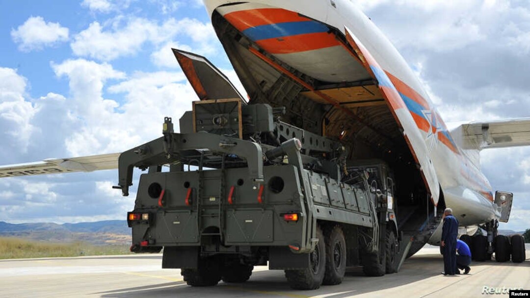 Las primeras partes de un sistema de defensa aérea ruso S-400 son descargadas de un avión ruso cerca de Ankara, Turquía.