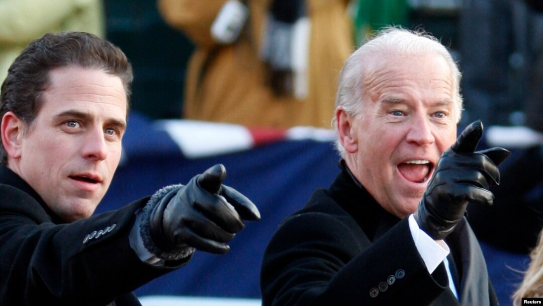 El abogado y consultor Hunter Biden (izq) aparece junto a su padre, el hoy presidente electo Joe Biden, en una foto de archivo de enero de 2009 durante la ceremonia de toma de posesión del entonces presidente Barack Obama.