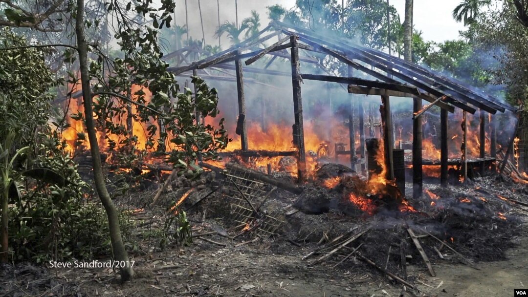 A Maungda hut burning in Western Myanmar. (Photo: Steve Sandford / VOA)