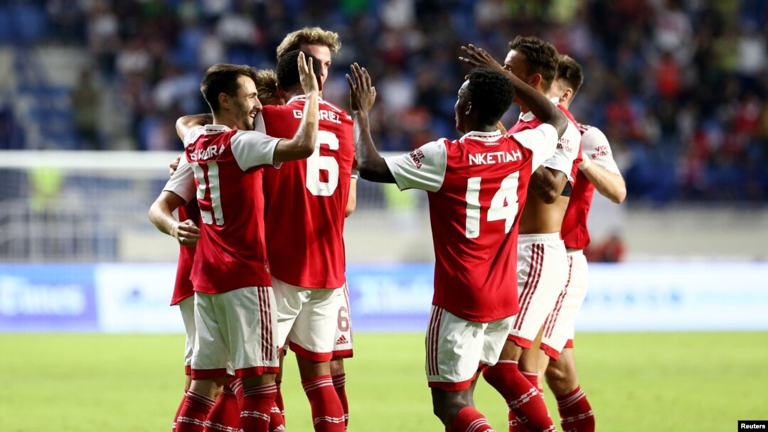'Yan wasan Arsenal yayin karawa a wani wasan sada zumunci da AC Milan