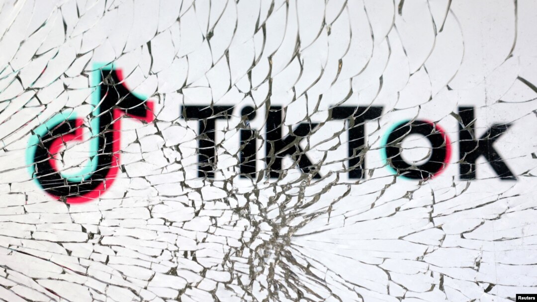 破損玻璃後的TikTok 標識