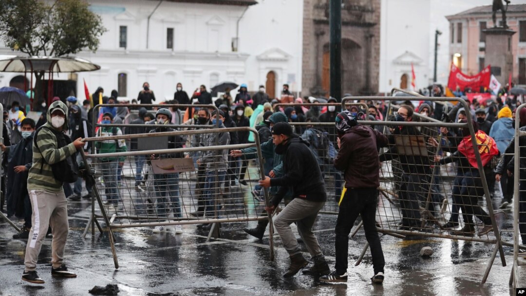 El clima político en Ecuador está también caldeado por protestas contra el aumento del desempleo y medidas de austeridad tomadas por el gobierno tras un acuerdo con el FMI.