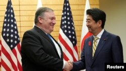 美国国务卿蓬佩奥（左）在东京与日本首相安倍晋三会晤。（2018年10月6日）