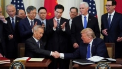 时任美国总统特朗普和中国副总理刘鹤在白宫签署第一阶段经贸协议(路透社2020年1月15日)
