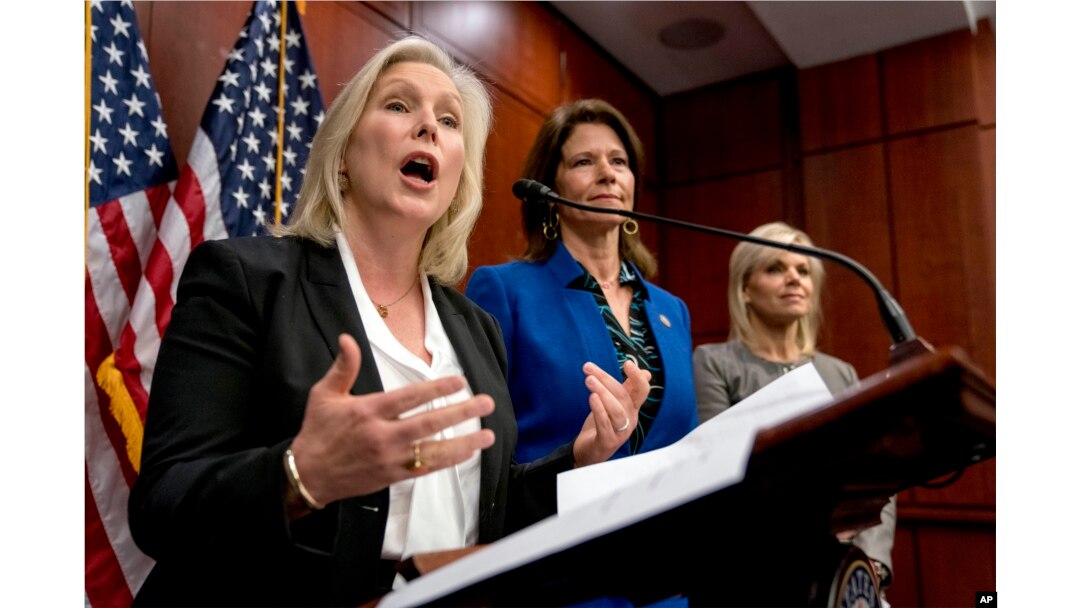 Senator Kirsten Jillibrend (chapdan) prezidentdan vijdonan ish tutishni so'ramoqda