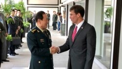 中國國防部長魏鳳和（左）和美國國防部長埃斯珀在泰國曼谷會見時握手。（2019年11月18日）