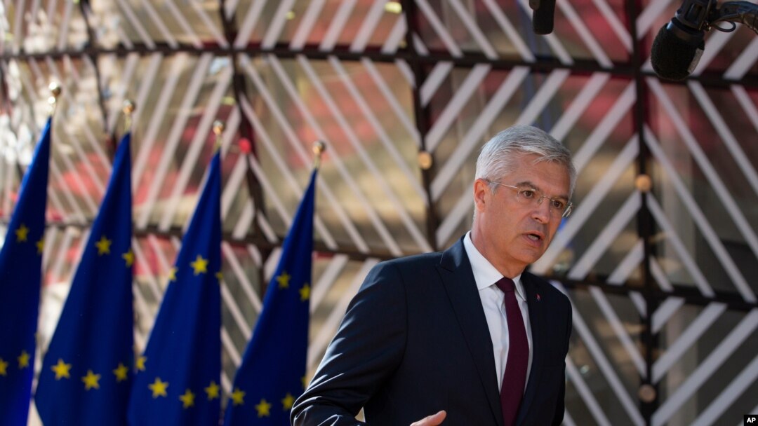 El ministro de Asuntos Exteriores de Eslovenia, Ivan Korcok, conversa con la prensa cuando llega a una reunión de ministros de Asuntos Exteriores de la UE en el edificio del Consejo Europeo en Bruselas. Julio 13, 2020.