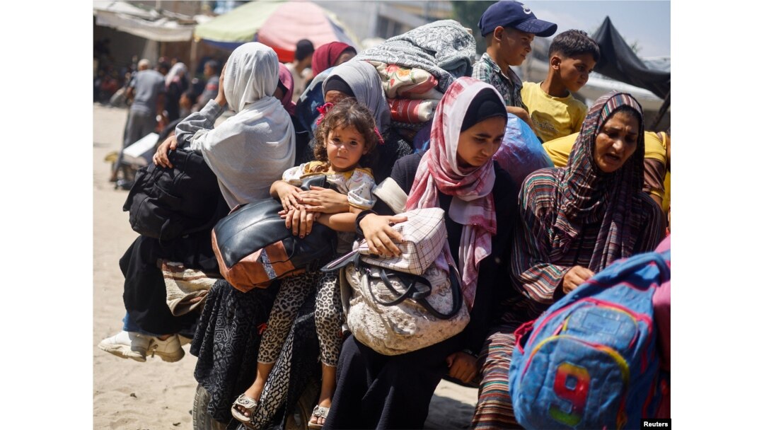 Palestinci, koji su pobegli iz istočnih delova Kan Junisa sledeći naloge izraelske vojske za evakuaciju, voze se na vozilu napunjenom njihovi stvarima, u Kan Junisu, na jugu Pojasa Gaze, 2. jula 2024.