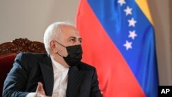 El ministro de Relaciones Exteriores de Irán, Mohammad Javad Zarif, habla con el ministro de Relaciones Exteriores de Venezuela, Jorge Arreaza, en el Ministerio de Relaciones Exteriores en Caracas, Venezuela. Noviembre 5, 2020.