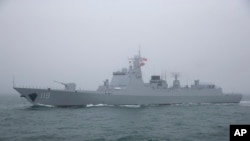 中国海军052D型贵阳号导弹驱逐舰在青岛附近参加海军演练。（2019年4月23日）