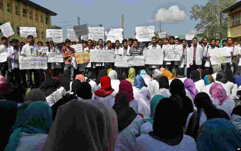 Hindistonning Shrinagar shtatida tibbiyot talabalari namoyishi, 19-sentabr, 2012-yil.