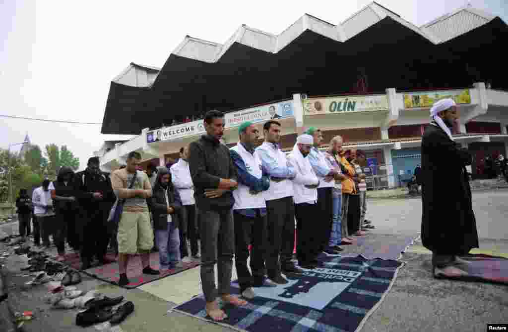 Syrian migrants offer Eid al-Adha prayers outside the Sarayici oil wrestling arena in Edirne, Turkey. EU leaders pledged at least 1 billion euros for Syrian refugees in the Middle East and closer cooperation to stem migrant flows into Europe at a summit described as less tense than feared after weeks of feuding.