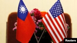 台湾与美国国旗并排摆放 