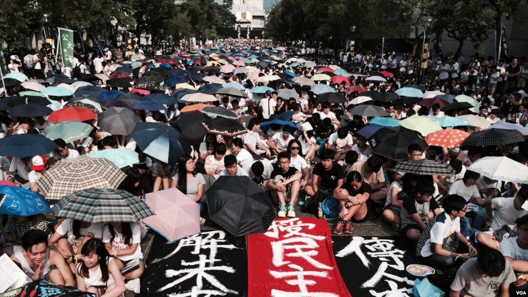 香港學聯表示,25間大專院校約13,000名大專學生參與星期一中大舉行的罷課集會。(美國之音湯惠芸)