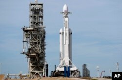 SpaceX的猎鹰重型火箭等待发射