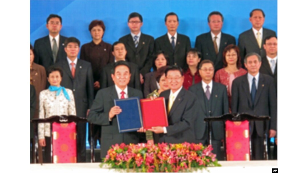 陳雲林(左)與江丙坤(右)交換簽訂之協議