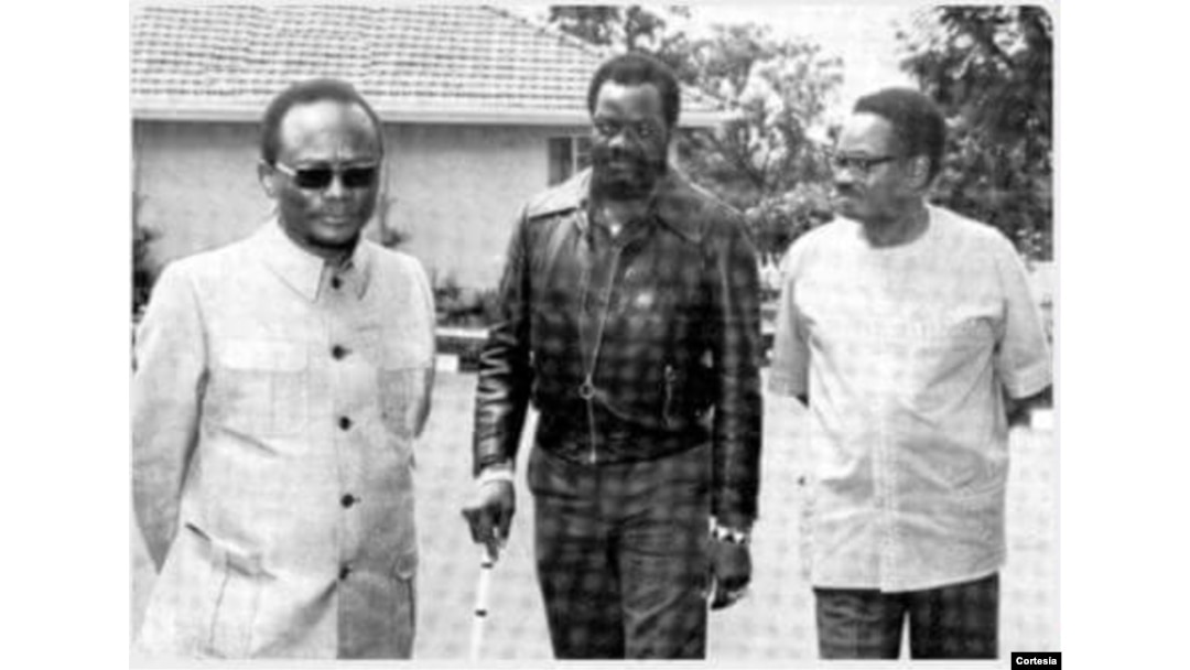 À esquerda, António Agostinho Neto, Jonas Savimbi e Holden Roberto