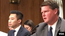 美國國防部亞太安全事務助理部長薛瑞福答复議員質詢(美國之音鐘辰芳拍攝)