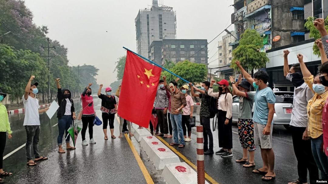 資料照片：反對軍政府政變的抗議人士在示威活動中準備點燃一面中國國旗以表達不滿。(2021年4月5日)