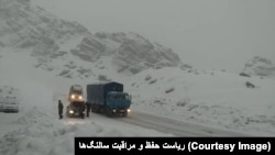 به گفتۀ سخنگوی وزارت فواید عامۀ حکومت طالبان، در حال حاضر، ریگ و نمک پاشی در ساحات مختلف این شاهراه توسط کارکنان ریاست حفظ و مراقبت سالنگ ها جریان دارد.(عکس ارشیف).