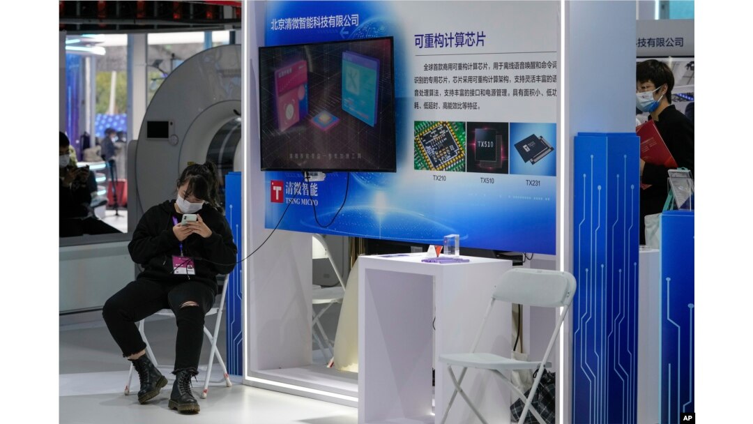 北京舉行的國際高科技博覽會上北京清微智能科技公司的展位。(2021年9月26日)