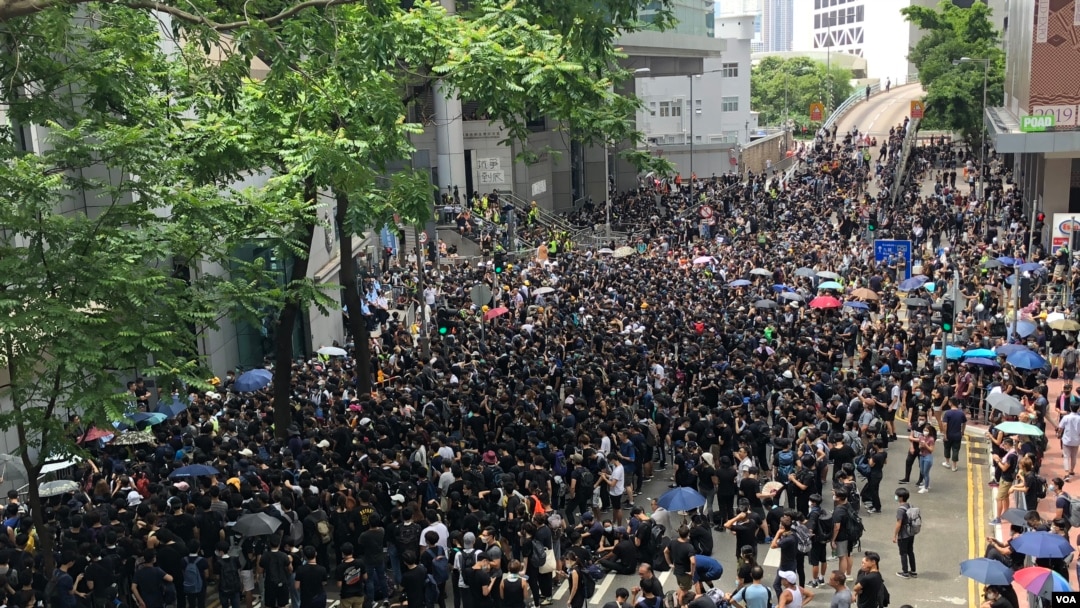 大批香港反送中升級行動示威者佔領灣仔警察總部出入口的馬路。(美國之音湯惠芸)