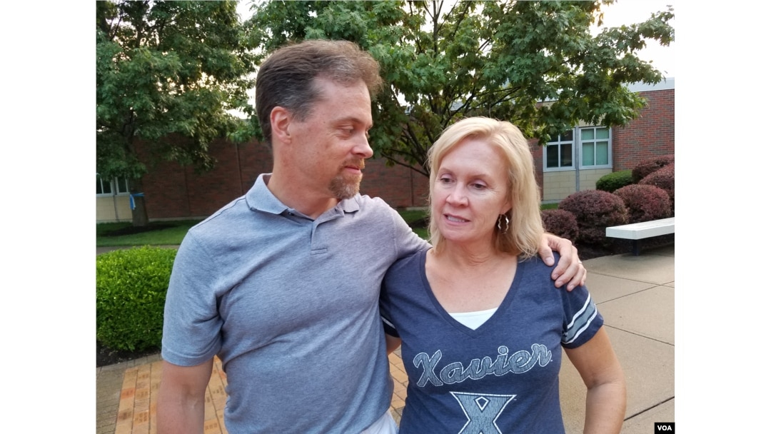At Thursday’s funeral of an University of Virginia student Otto Warmbier, who died just days after returning from North Korea, where he was detained nearly a year and a half, Paul and Britta Schwartz from Wyoming, Ohio, send condolences to the Warmbiers.(Photo: Ham Jiha / VOA Korean Service)