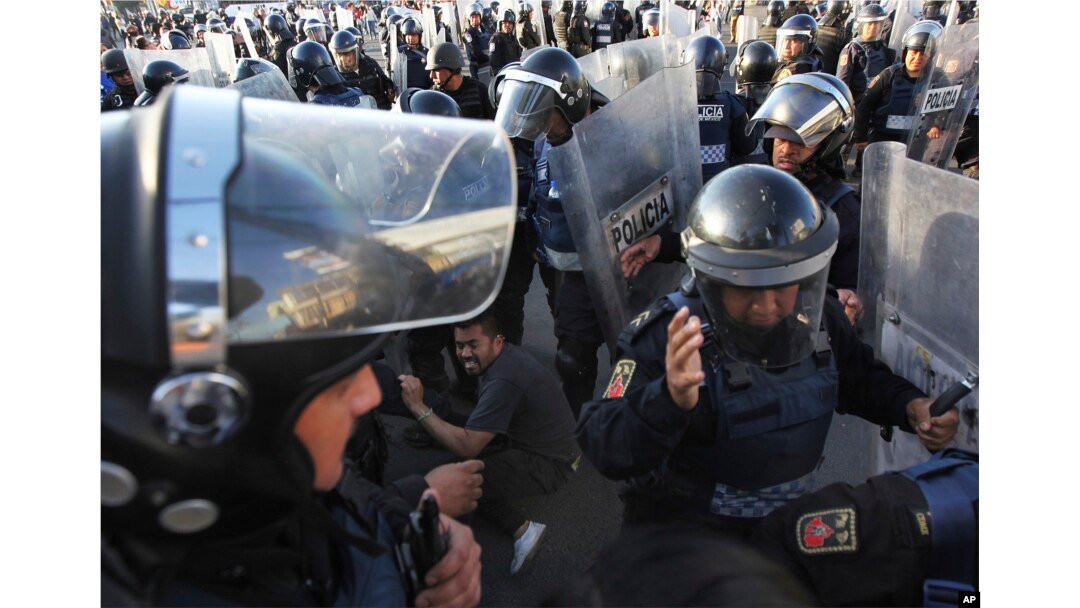 Police forcibly remove demonstrators who blocked a main road for about an hour as they protest hikes in gas prices in Mexico City, Jan. 4, 2017. Protesters have blocked highways, distribution terminals and gas stations since fuel prices went up by as much as 20 percent.