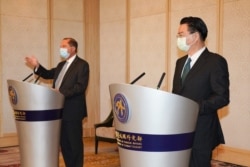美国卫生部长阿扎尔（左）与台湾的外交部长吴钊燮（右）8月11日上午于台北会面。（台湾外交部提供）