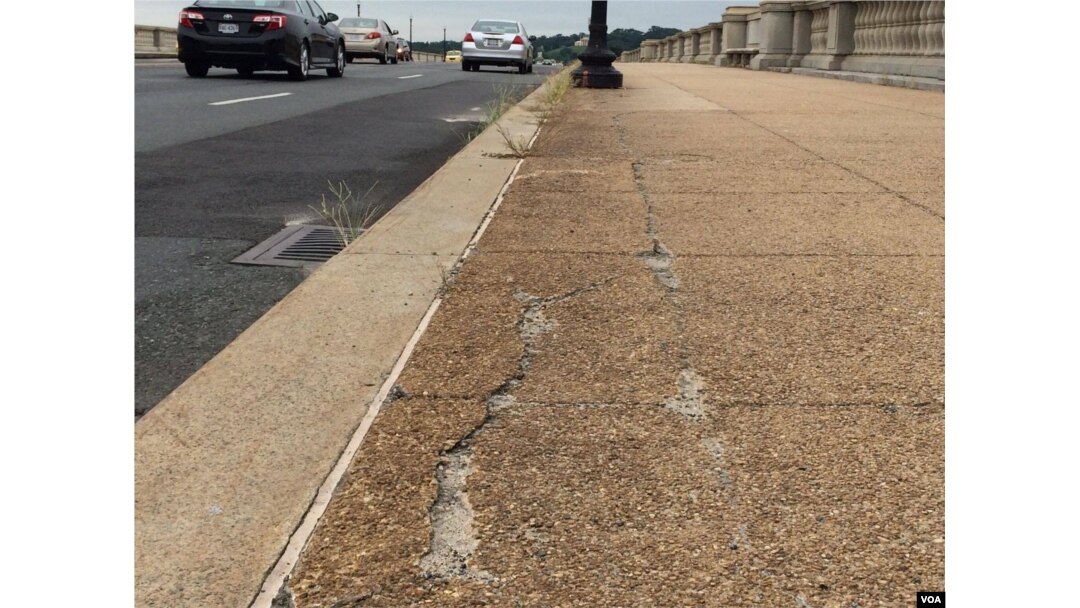 Cracks and weeds grow daily as the National Parks Service struggles to repair the Memorial Bridge, Aug. 9, 2016. (E. Sarai/VOA)