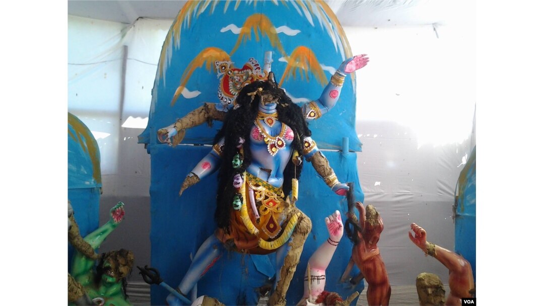 An idol of Hindu goddess Kali is vandalized in Serajganj, Bangladesh, Nov. 6, 2016. According to the Hindu rights activists, this year more than 550 cases of attacks on Hindu temples and idols have taken place in Bangladesh. (S. Newaz/VOA)