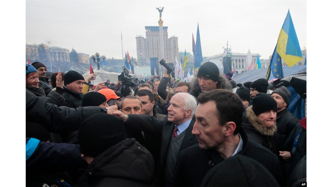 Senator dekabrda ham Kiyevda bo'lib, namoyishchilarni yoqlagan edi. 15-dekabr, 2013-yil.