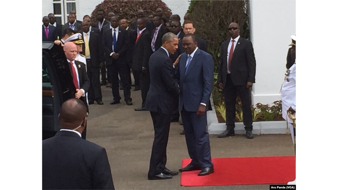 Kenyan President Uhuru Kenyatta, right, welcomes U.S. President Barack Obama to the State House in Nairobi, July 25, 2015. (Photo: Aru Pande / VOA)