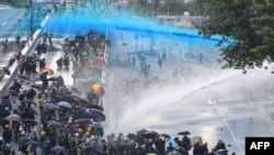 警方在香港政府总部附近对要求民主的示威者动用水炮。(2019年9月15日)