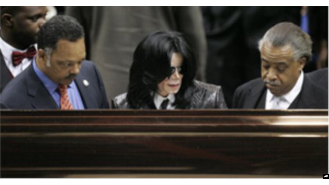 Jesse Jackson, singer Michael Jackson, and Al Sharpton were seen around the world as they mourned singer James Brown at his funeral in 2009. A few months later, Jackson’s own memorial service would attract an even larger online audience.