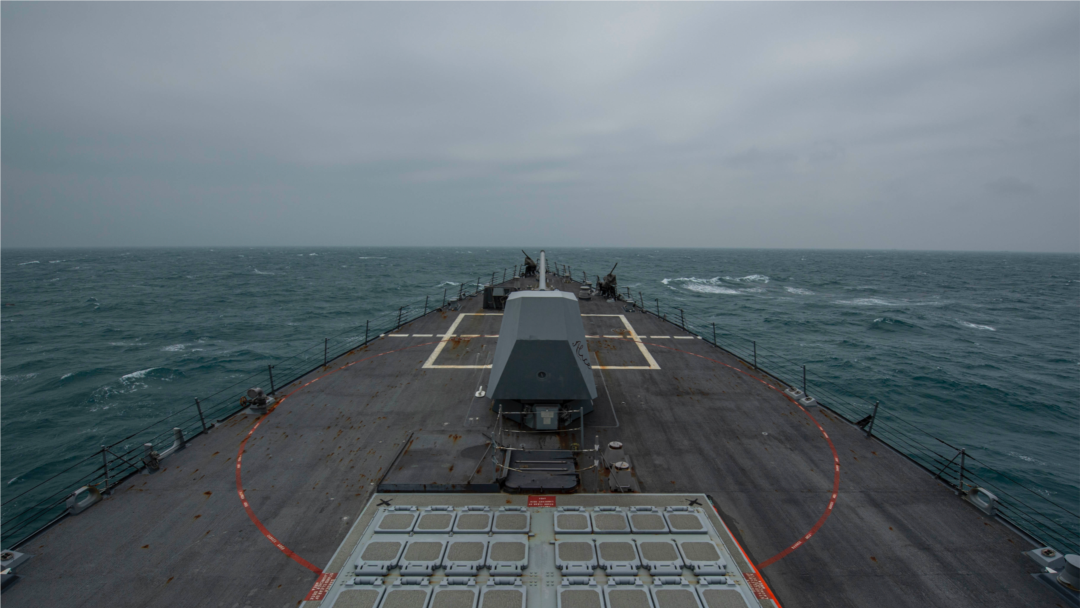 美國海軍發布照片顯示菲恩號導彈驅逐艦2021年3月1日穿越台灣海峽時配備的艦載導彈發射裝置